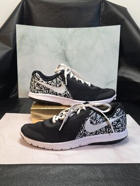 Nike Black and White Youth Sz 6.5 Athletic Trainers with Heart Accent